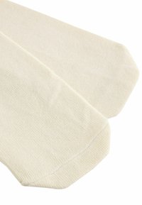Beige bomuldsstrømper med en glat tekstur, sømløs tå og rundede kanter, designet til komfort og daglig brug.