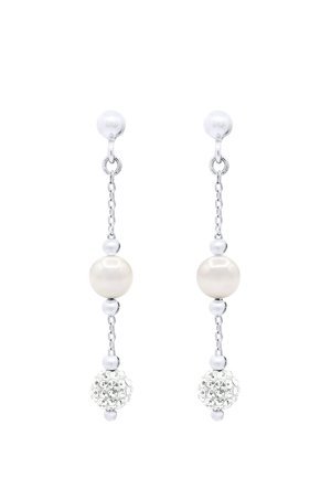 Boucles d'oreilles goutte en argent avec un design en maillons de chaîne, comprenant une perle blanche et une boule incrustée de cristaux aux extrémités.