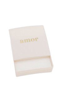 Scatola per gioielli rettangolare bianca con un coperchio, che presenta la parola "amor" in lettere dorate sulla parte superiore. L'interno è foderato con un tessuto morbido.