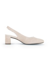 Scarpa slingback in suede beige con punta rotonda e tacco basso a blocco. Presenta un retro aperto e una texture liscia.