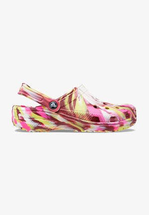 Des sabots Crocs colorés présentent un motif floral en rose, jaune et blanc, fabriqués en plastique léger avec des trous de ventilation et une sangle arrière.