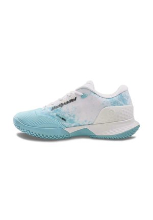 Zapatilla deportiva baja con diseño tie-dye en blanco y azul claro, suela texturizada y logo "Bullpadel" en el lateral.