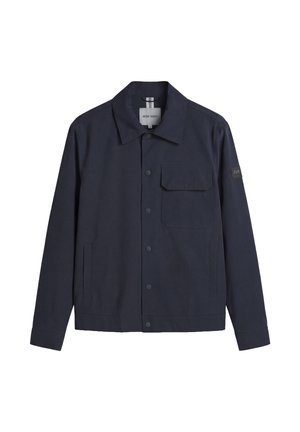 Veste boutonnée bleu marine avec col, poche poitrine à rabat, poches latérales et écusson logo "AM" sur la manche gauche.