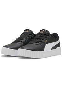 Schwarze Schuhe aus synthetischem Leder mit weißer Gummisohle, ausgestattet mit einer strukturierten Oberfläche, Schnürdesign und goldenen Puma-Logo-Akzenten.