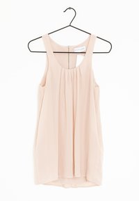 Jasnoróżowa bezrękawnik wykonana z lekkiego materiału, z plisowanym przodem i zamkiem błyskawicznym z tyłu, wisząca na czarnym wieszaku.