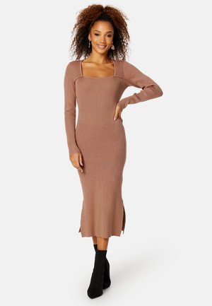 KNITTED CUT OUT DRESS - Gebreide jurk - brown