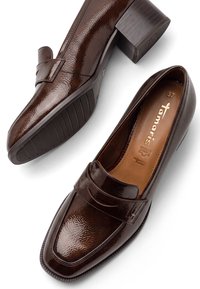 Paire de mocassins en cuir marron brillant avec talon carré, bout carré et design slip-on, taille 37, de la marque Tamaris.