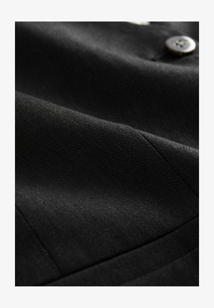 Must mustriga kangas, millel on sile tekstuur, peenelt diagonaalliinide ja nööbi aktsent. Materjal näib olevat tugev ja peenelt kooskudunud.