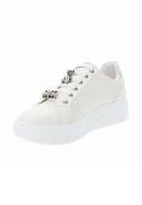 Zapatilla blanca con diseño perforado, suela blanca plana y acentos decorativos de rhinestones en los cordones. Material suave y forma de punta redondeada.