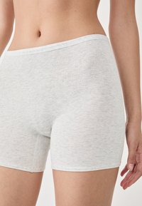 Ljusgrå bomullsshorts med en slät yta, featuring en enkel midjeband och en figurnära design. Inga synliga mönster eller detaljer.