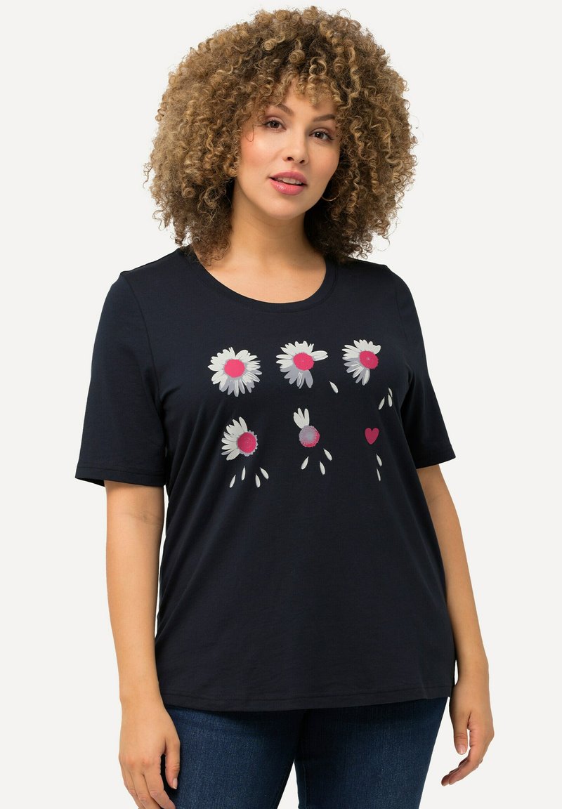 Ulla Popken À FLEURS COUPE CLASSIC FIT COL ROND ET MANCHES COURTES - Camiseta estampada - marine