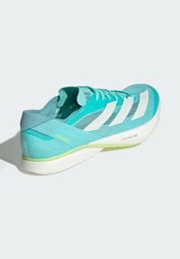 Scarpa da ginnastica leggera in mesh color aqua e bianco. Presenta un tallone imbottito, lacci e suola testurizzata. Logo "ADIZERO" sul lato.