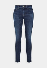 Jeans ajustados de mezclilla elástica azul oscuro con una textura suave, diseño de cinco bolsillos y cierre con botón de metal en la cintura.