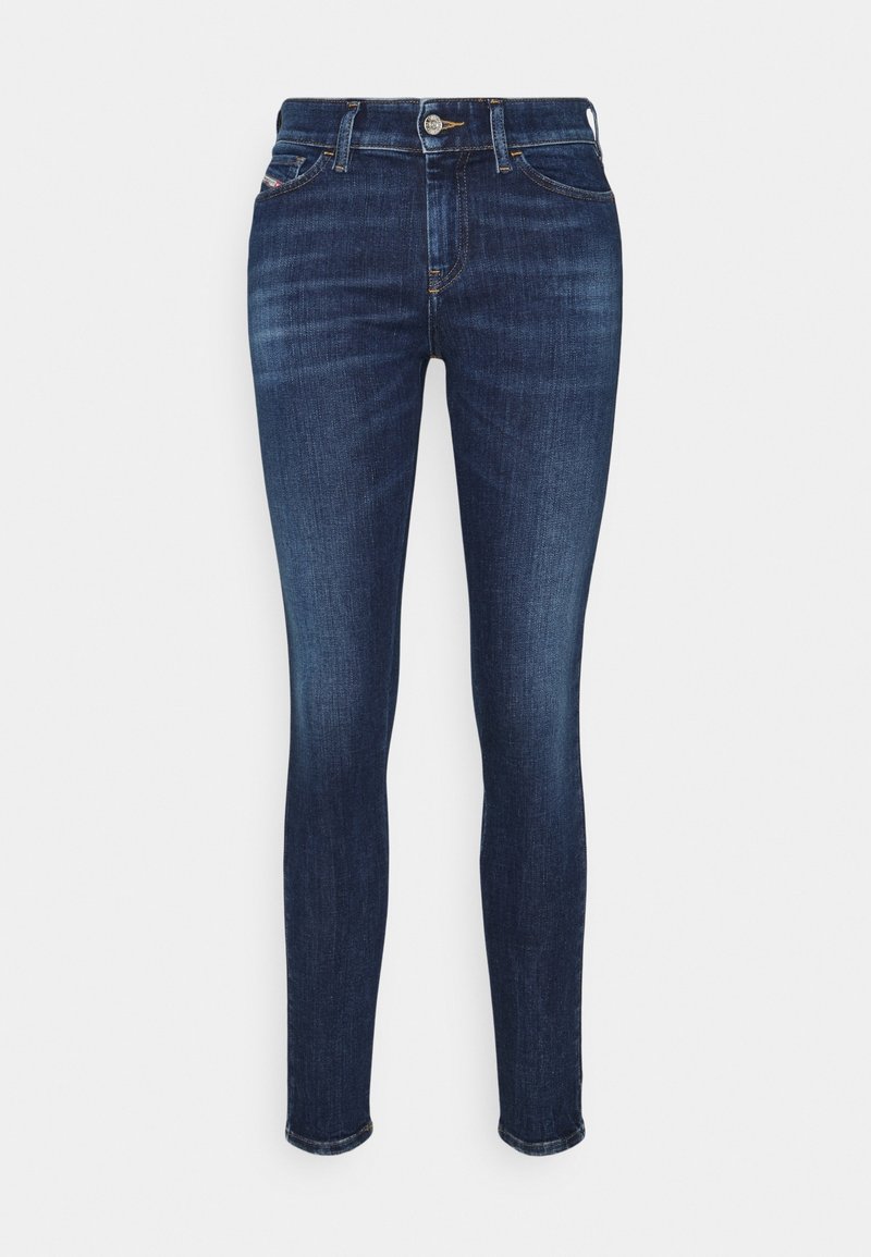 Jeans ajustados de mezclilla elástica azul oscuro con una textura suave, diseño de cinco bolsillos y cierre con botón de metal en la cintura.