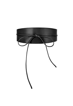 Szeroki pasek na talię z czarnej skóry z cienkim paskiem zawiązanym na kokardę na środku z przodu, z luźno zwisającymi końcami.