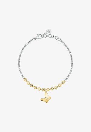 Bracciale in catena d'argento con accenti di perline dorate e un charm a forma di farfalla dorata. Il design presenta un moschettone e una lunghezza regolabile.