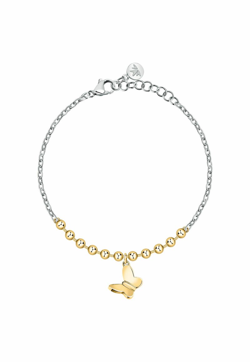 Bracciale in catena d'argento con accenti di perline dorate e un charm a forma di farfalla dorata. Il design presenta un moschettone e una lunghezza regolabile.