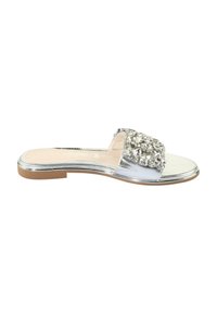 Sølv slide sandal med metallisk finish, flat såle og utsmykket overdel med klare rhinestones for ekstra detaljer.