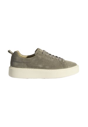 Graue Wildleder-Sneaker mit einer dicken weißen Gummisohle und grauen Schnürsenkeln. Verfügt über eine runde Zehenkappe und eine Stoffschlaufe an der Ferse für ein einfaches Anziehen.