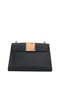 Borsa nera con forma strutturata, caratterizzata da una superficie testurizzata e una chiusura beige con un motivo a mappa. Include dettagli in metallo.