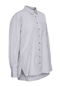 Chemise à manches longues grise avec des rayures blanches verticales, fermeture à boutons sur le devant, col et poche sur le côté gauche de la poitrine. Présente un ourlet arrondi.