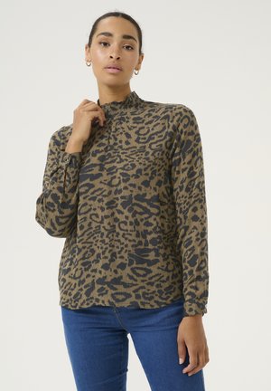 Blouse en imprimé léopard marron et noir avec un col haut, des manches longues et des poignets boutonnés, fabriquée en tissu texturé.