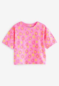 T-shirt rosa con maniche corte, presenta una stampa leopardata in forme gialle e rosa scuro. Tessuto morbido con una vestibilità comoda.