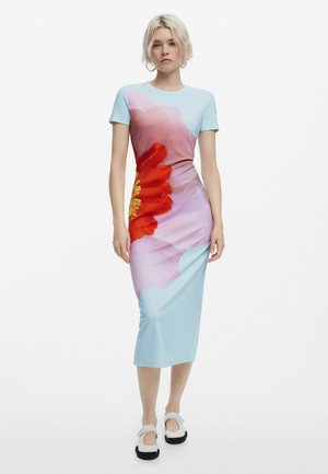 Robe ajustée à manches courtes en tissu bleu clair, ornée d'un grand imprimé floral rouge et rose, atteignant la longueur mi-mollet. Texture lisse.