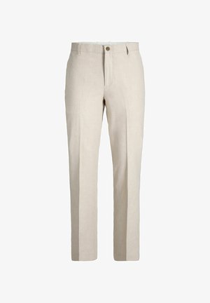 Béžové kalhoty na míru s poutky na pásek, předním zapínáním na knoflík, bočními kapsami a rovnými nohavicemi zobrazené na bílém pozadí.