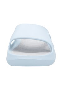 Sandale à glissière bleu clair avec une large sangle, des côtés ouverts et une semelle intérieure blanche texturée. Présente un extérieur lisse et une silhouette arrondie.