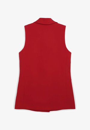 Veste rouge sans manches avec col, texture lisse, coupe ajustée et lignes épurées, présentant des coutures latérales discrètes et un ourlet arrière plus long.