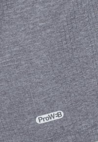 Grå tekstureret stof med et subtilt gittermønster, der har et hvidt "ProW=B" logo. Materialet ser let og åndbart ud.