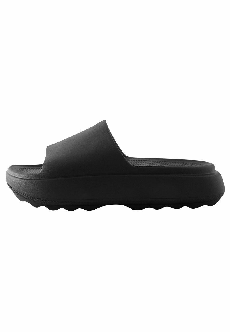Sort slide-sandal lavet af glat gummi med en bred overdel og tekstureret sål, der har et kontureret design og bølget ydersål.
