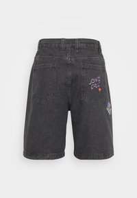 Sorte denimshorts har en avslappet passform, synlige sømmer, to baklommer og broderte detaljer med "SANTA CRUZ" og logo.