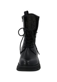 Botín negro de cuero hasta el tobillo con un diseño de cordones en la parte delantera, una cremallera lateral y un interior estampado con pequeños acentos metálicos.