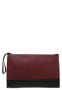 Clutch in pelle bordeaux con una texture liscia, pannello inferiore in pelle nera, chiusura a zip superiore e tracolla rimovibile.