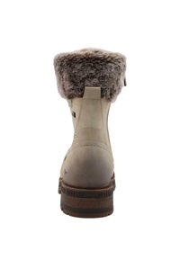 Béžová kotníková obuv s umělou kožešinou na lemu, texturovaný kožený svršek, boční zip a gumová podrážka s embosovaným logem na patě.