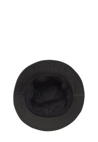 Cappello a secchiello nero con visiera larga, caratterizzato da testo cucito "PANTHER" sul lato interno della visiera e foderato in rete all'interno.