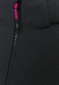 Sort textured stofjakke med en central lynlås og pink trækstrop samt CMP-branding. Designet inkluderer en tætsiddende pasform og lagdelt krave.