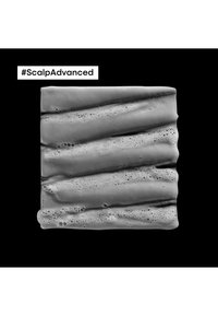 Svart och vit texturerad skumgummi med åsar och bubblor, som ser mjuk och tjock ut. Inkluderar en hashtag "#ScalpAdvanced" i toppen.