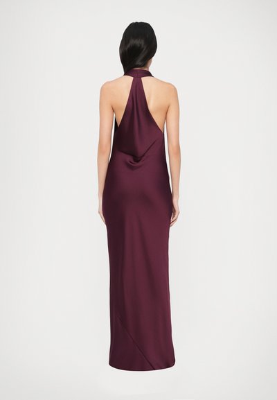 Bordó színű, hátrafűzős nyakú ruha nyitott háttal, sima anyagból készült, testhezálló szabással és földig érő kialakítással.