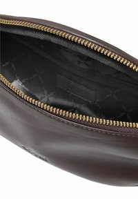 Brązowa skórzana torba na zamek błyskawiczny. Wnętrze wykończone czarną tkaniną o subtelnym wzorze. Złote metalowe elementy zamka.