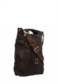 Borsa a spalla in pelle marrone con superficie texture, hardware in metallo, una tracolla sottile e dettagli decorativi in metri sulla parte frontale.