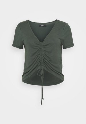 Dunkelgrünes Crop-Top mit kurzen Ärmeln, V-Ausschnitt, geraffter Front und verstellbarem Kordelzug, der unter dem Saum hängt.