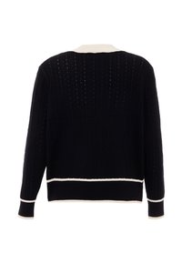 Schwarzer Strickpullover mit vertikalen Rippungen, weißen Akzenten am Kragen und Saum. Besitzt ein strukturiertes Muster mit kleinen Löchern im gesamten Stoff.