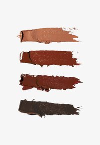Cuatro muestras horizontales de color de labios cremoso: marrón claro, rojo ladrillo, rojo intenso y marrón oscuro. Textura suave con acabado brillante.