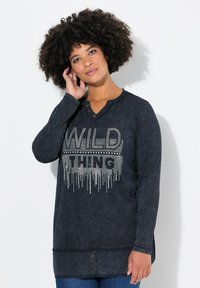 Langsleeve, donkergrijze shirt met gestructureerde stof, V-hals, knoopdetails en een "WILD THING" graphic versierd met rhinestones.