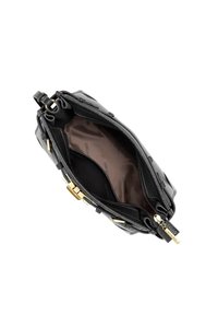 Borsa nera in tessuto con hardware dorato, che presenta un'apertura con cerniera e un rivestimento interno marrone, dotata di molteplici tasche e scomparti.