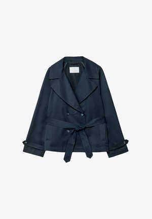 Il trench coat blu navy presenta un design doppiopetto, ampi revers, cintura legata in vita e polsini con bottoni. Tessuto liscio e leggero.