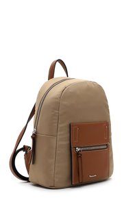 Tanfarbene Nylon-Rucksack mit abgerundeter Form, ausgestattet mit einer braunen Lederfronttasche, silbernem Reißverschluss und verstellbaren braunen Lederträgern.